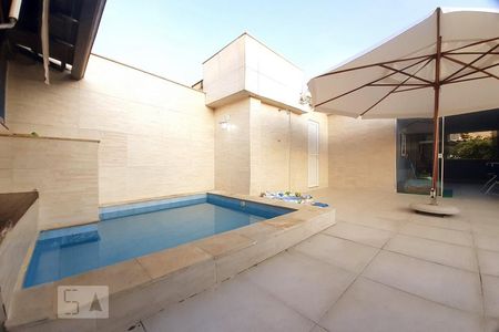 Casa à venda com 230m², 4 quartos e 1 vaga Casa à venda com 230m², 4 quartos e 1 vagaPiscina