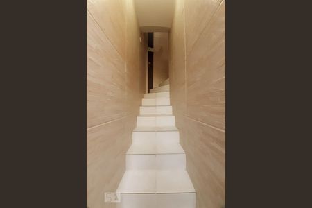 Casa à venda com 230m², 4 quartos e 1 vaga Casa à venda com 230m², 4 quartos e 1 vagaEscada