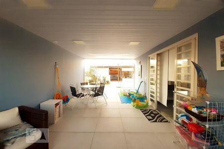 Casa à venda com 230m², 4 quartos e 1 vaga Casa à venda com 230m², 4 quartos e 1 vagaSaleta