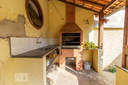 Casa à venda com 400m², 4 quartos e 3 vagas Casa à venda com 400m², 4 quartos e 3 vagasCasa dos Fundos - Churrasqueira