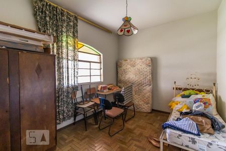 Casa à venda com 400m², 4 quartos e 3 vagas Casa à venda com 400m², 4 quartos e 3 vagasCasa dos Fundos - Quarto