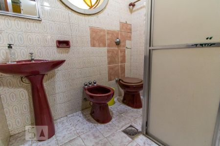 Casa à venda com 400m², 4 quartos e 3 vagas Casa à venda com 400m², 4 quartos e 3 vagasCasa dos Fundos - Banheiro