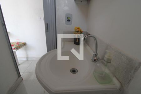 Pia do banheiro de casa para alugar com 1 quarto, 29m² em Vila Arriete, São Paulo