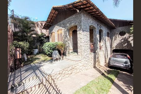 Casa à venda com 240m², 3 quartos e 4 vagas