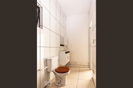 Banheiro de casa à venda com 8 quartos, 400m² em Vila Carmosina, São Paulo