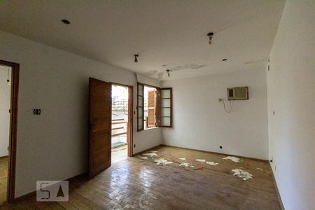 Casa à venda com 180m², 5 quartos e 2 vagas Casa à venda com 180m², 5 quartos e 2 vagasQuarto 4 2º Andar