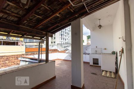 Casa à venda com 180m², 5 quartos e 2 vagas Casa à venda com 180m², 5 quartos e 2 vagasTerraço