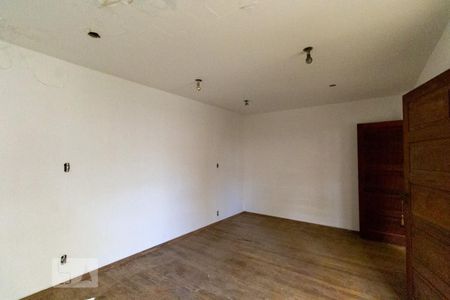 Casa à venda com 180m², 5 quartos e 2 vagas Casa à venda com 180m², 5 quartos e 2 vagasQuarto 4 2º Andar