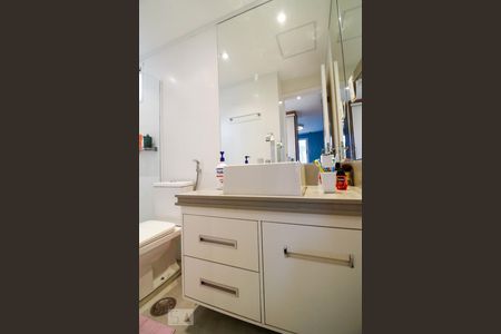 Apartamento à venda com 79m², 2 quartos e 2 vagasBanheiro da Suíte