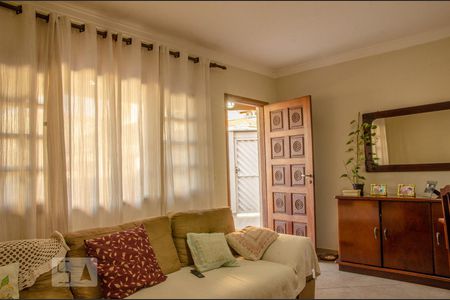 Sala de casa à venda com 3 quartos, 128m² em Parque Maria Domitila, São Paulo