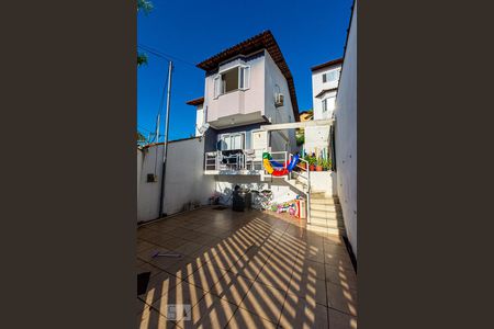 Casa à venda com 66m², 2 quartos e 2 vagas Casa à venda com 66m², 2 quartos e 2 vagasFachada