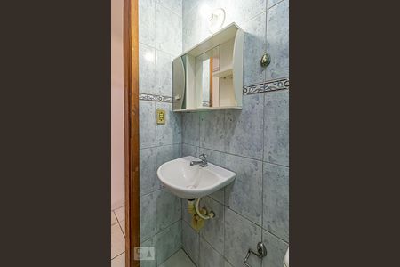 Banheiro de kitnet/studio para alugar com 1 quarto, 30m² em Taquara, Rio de Janeiro
