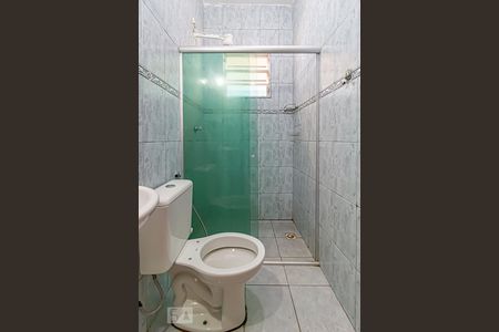 Banheiro de kitnet/studio para alugar com 1 quarto, 30m² em Taquara, Rio de Janeiro