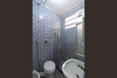 Banheiro de kitnet/studio para alugar com 1 quarto, 30m² em Tijuca, Rio de Janeiro