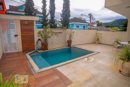 Casa de condomínio à venda com 330m², 3 quartos e 3 vagasPiscina