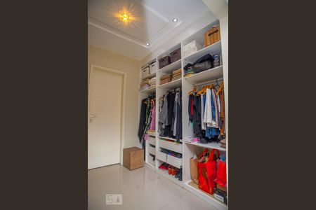 Casa de condomínio à venda com 330m², 3 quartos e 3 vagasCloset da Suíte 1