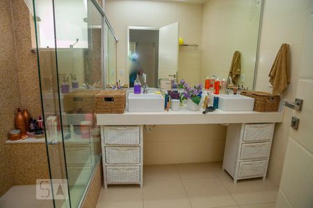 Casa de condomínio à venda com 330m², 3 quartos e 3 vagasBanheiro da Suíte 1