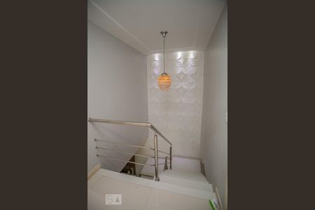 Casa de condomínio à venda com 330m², 3 quartos e 3 vagasEscada