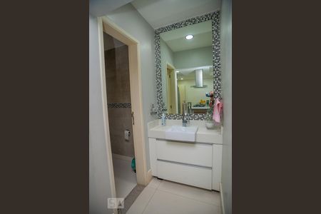 Casa de condomínio à venda com 330m², 3 quartos e 3 vagasLavabo