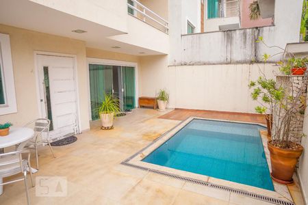 Casa de condomínio à venda com 330m², 3 quartos e 3 vagasPiscina