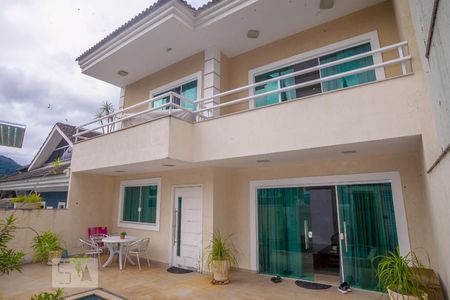 Casa de condomínio à venda com 330m², 3 quartos e 3 vagasFachada