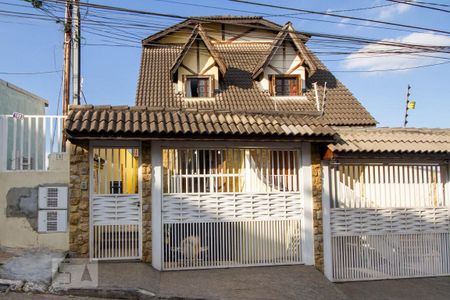 Casa à venda com 175m², 4 quartos e 3 vagas Casa à venda com 175m², 4 quartos e 3 vagasFachada