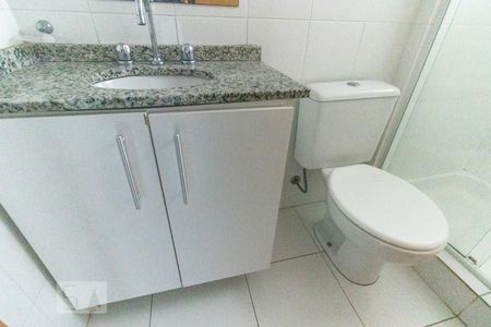 Banheiro de kitnet/studio para alugar com 1 quarto, 32m² em Centro, Curitiba