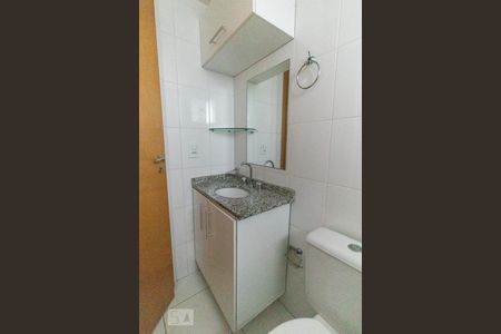 Banheiro de kitnet/studio para alugar com 1 quarto, 32m² em Centro, Curitiba