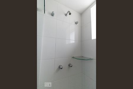 Banheiro de kitnet/studio para alugar com 1 quarto, 32m² em Centro, Curitiba