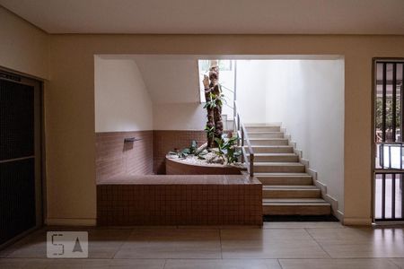 Apartamento à venda com 65m², 2 quartos e 1 vagaEscada para a área de lazer 