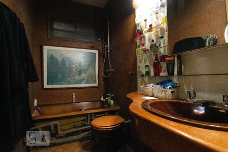 Casa à venda com 330m², 4 quartos e 8 vagasBanheiro da Suíte 1