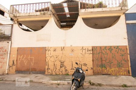 Casa à venda com 330m², 4 quartos e 8 vagasFachada