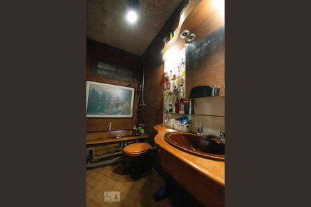 Casa à venda com 330m², 4 quartos e 8 vagasBanheiro da Suíte 1