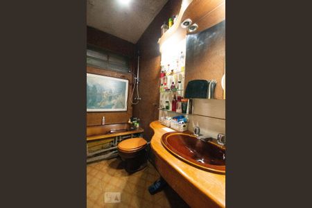 Casa à venda com 330m², 4 quartos e 8 vagasBanheiro da Suíte 1