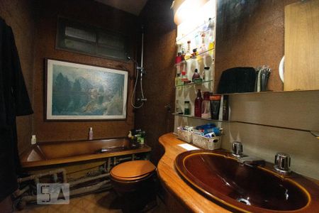 Casa à venda com 330m², 4 quartos e 8 vagasBanheiro da Suíte 1