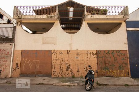 Casa à venda com 330m², 4 quartos e 8 vagasFachada