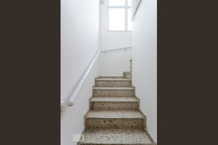 Escadas de casa para alugar com 4 quartos, 400m² em Bosque da Saúde, São Paulo
