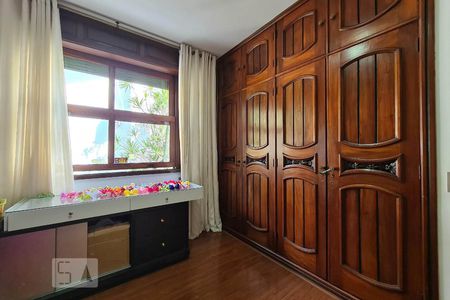 Casa à venda com 553m², 5 quartos e 8 vagasQuarto