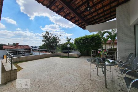 Casa à venda com 553m², 5 quartos e 8 vagasÁrea Externa