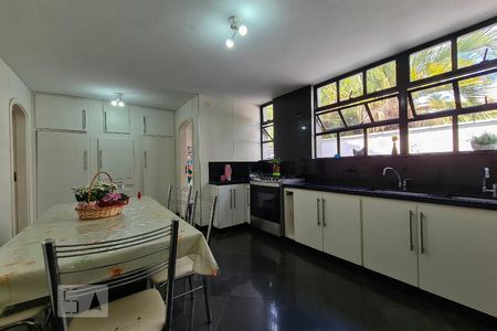 Casa à venda com 553m², 5 quartos e 8 vagasCozinha