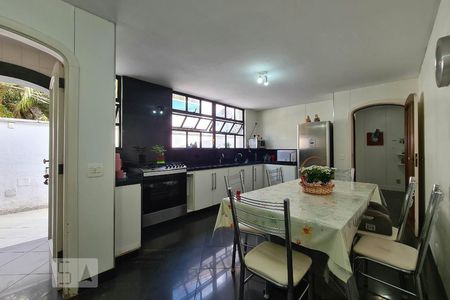 Casa à venda com 553m², 5 quartos e 8 vagasCozinha