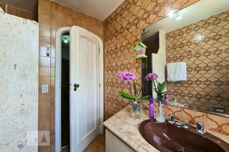 Casa à venda com 553m², 5 quartos e 8 vagasBanheiro Suíte 2