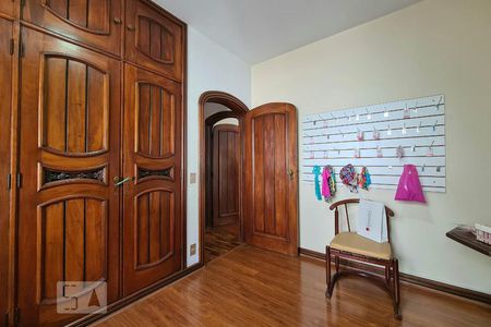 Casa à venda com 553m², 5 quartos e 8 vagasQuarto