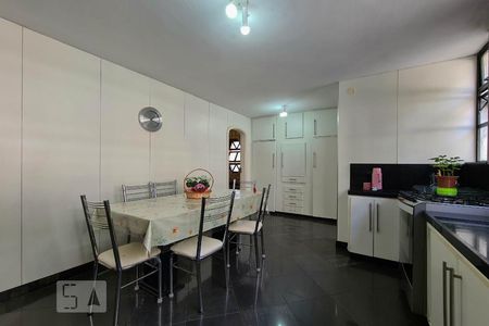 Casa à venda com 553m², 5 quartos e 8 vagasCozinha
