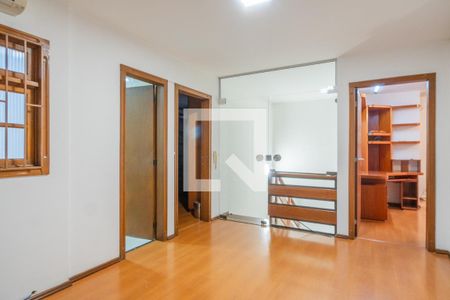 Casa para alugar com 356m², 5 quartos e 4 vagas Casa para alugar com 356m², 5 quartos e 4 vagasCorredor