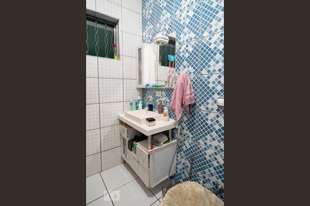 Casa à venda com 113m², 2 quartos e 2 vagasBanheiro Quarto 1 - Suíte