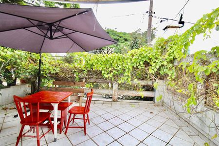 Casa à venda com 200m², 4 quartos e 2 vagas Casa à venda com 200m², 4 quartos e 2 vagasVaranda da Suíte 1