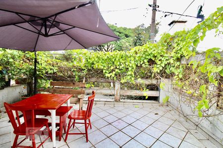 Casa à venda com 200m², 4 quartos e 2 vagas Casa à venda com 200m², 4 quartos e 2 vagasVaranda da Suíte 1