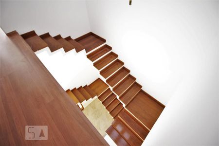 Casa para alugar com 185m², 3 quartos e 2 vagasEscadas