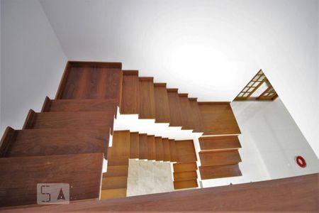 Casa para alugar com 185m², 3 quartos e 2 vagasEscadas